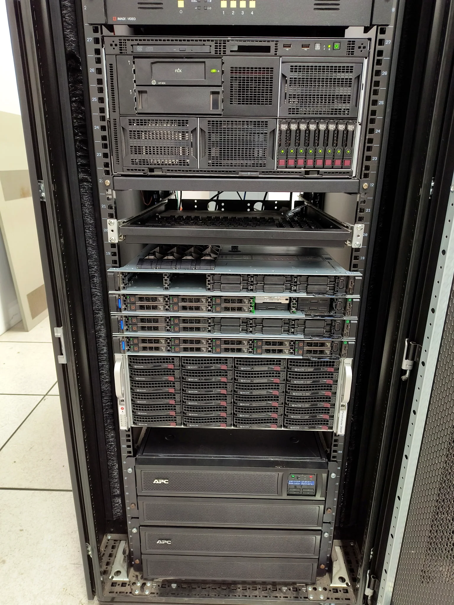 Enterprise servers and storage hardware used by i85.net